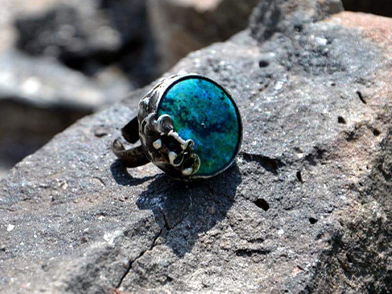 Ozdobny pierścionek z chryzokolą (w kolorze ciemnego srebra)