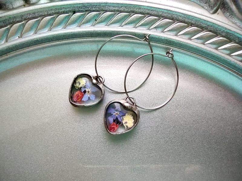 Pełne lata kolczyki koła z niezapominajkami, gipsówką i wrzoścem (z biglami ze stali chirurgicznej)