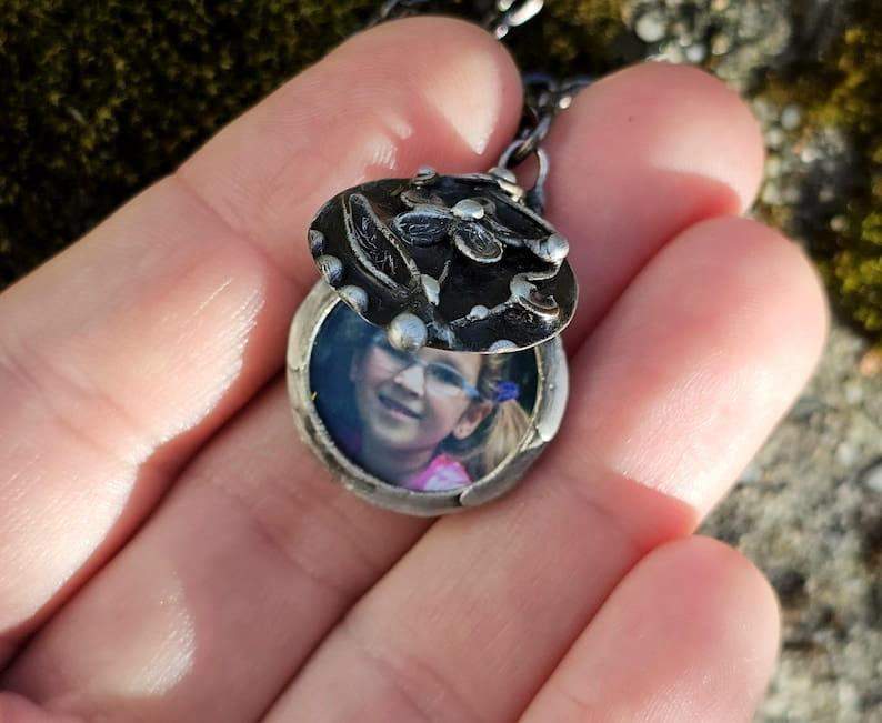 Personalizowany naszyjnik ze zdjęciem lub grafiką - sekretnik (oprawa w kolorze ciemnego srebra)