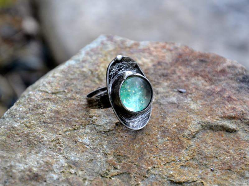 Pierścionek z brokatowym błyskiem (oprawa w kolorze ciemnego srebra)