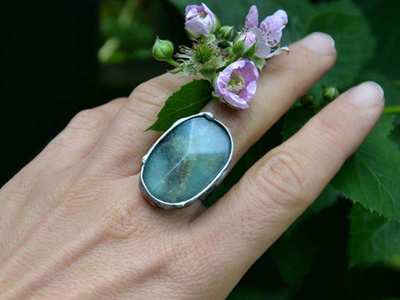 Pierścionek z fasetowanym akwamarynem