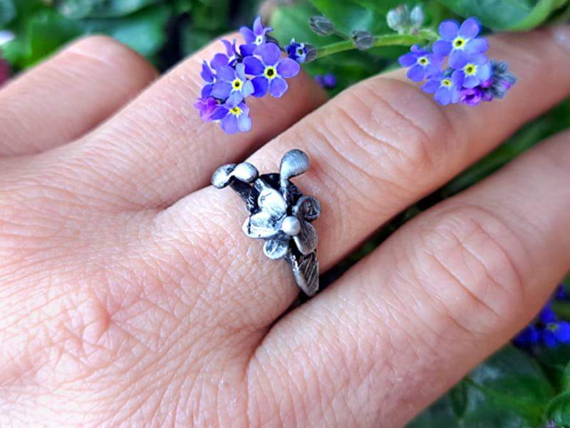 Pierścionek z gałązką niezapominajek