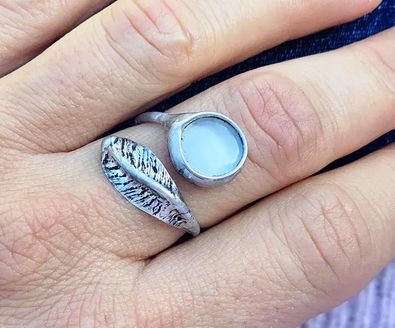 Pierścionek z piórkiem i białym oczkiem