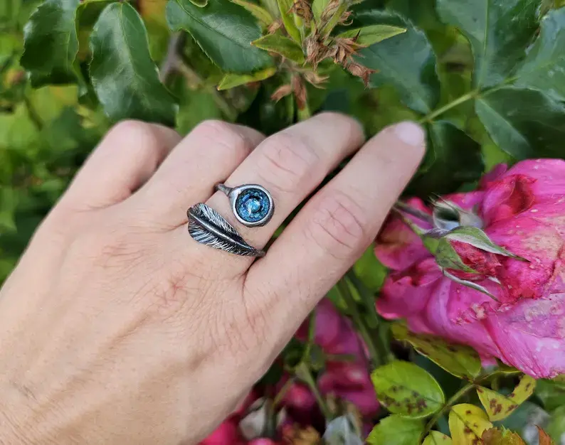 Pierścionek z piórkiem i turkusowym oczkiem