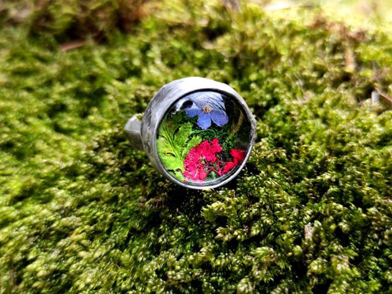 Polny pierścionek z mchem, paprocią i kwiatami II (oprawa w kolorze ciemnego srebra)