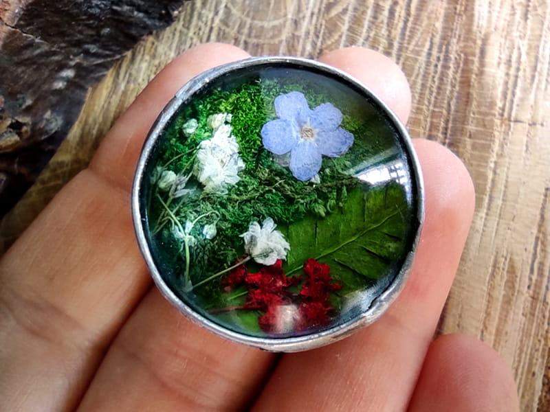 Polny pierścionek z mchem, paprocią i kwiatami (oprawa w kolorze ciemnego srebra)