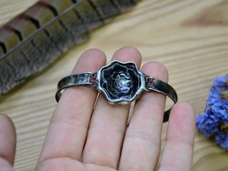 Różana bransoletka w czerni (oprawa w kolorze ciemnego srebra)