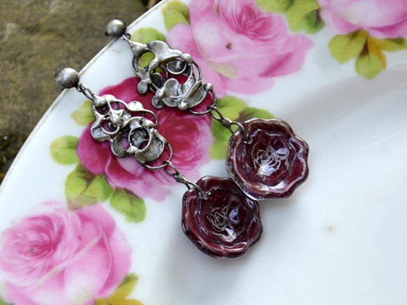 Różane bakłażanowe kolczyki (oprawa w kolorze ciemnego srebra)