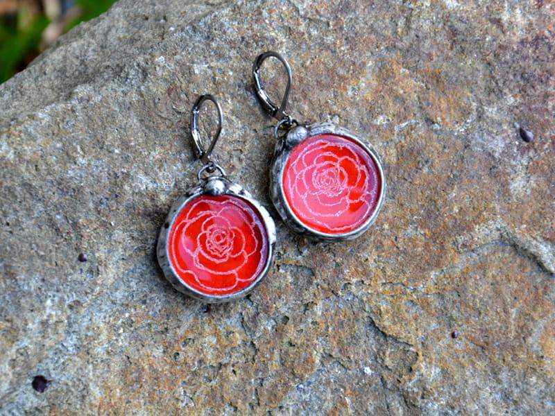 Różane kolczyki w czerwieni (oprawa w kolorze ciemnego srebra)