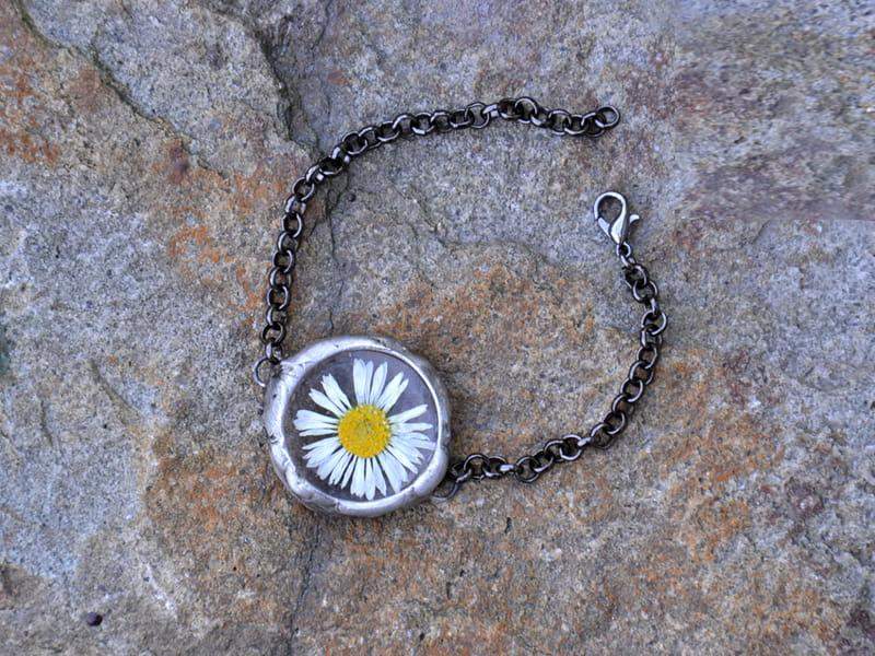 Radosna bransoletka ze stokrotką (oprawa w kolorze ciemnego srebra)