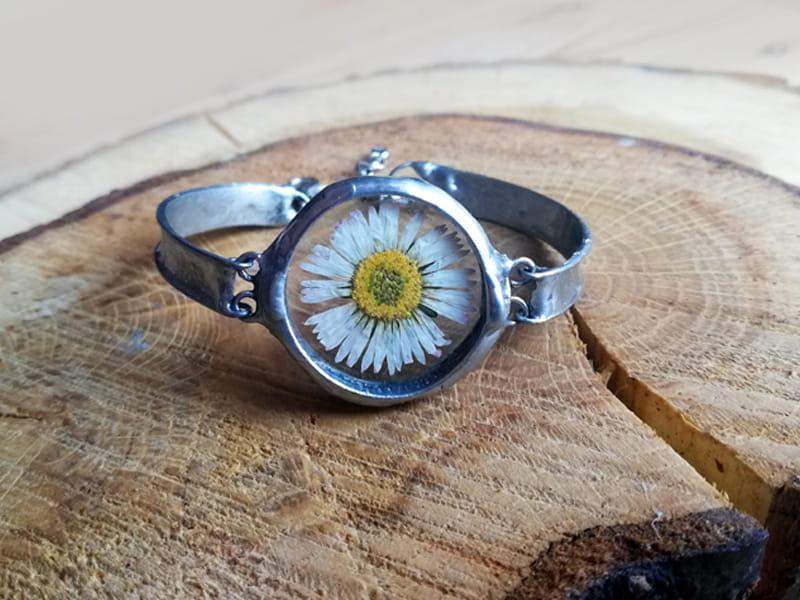 Radosna bransoletka ze stokrotką (oprawa w kolorze srebrnym)