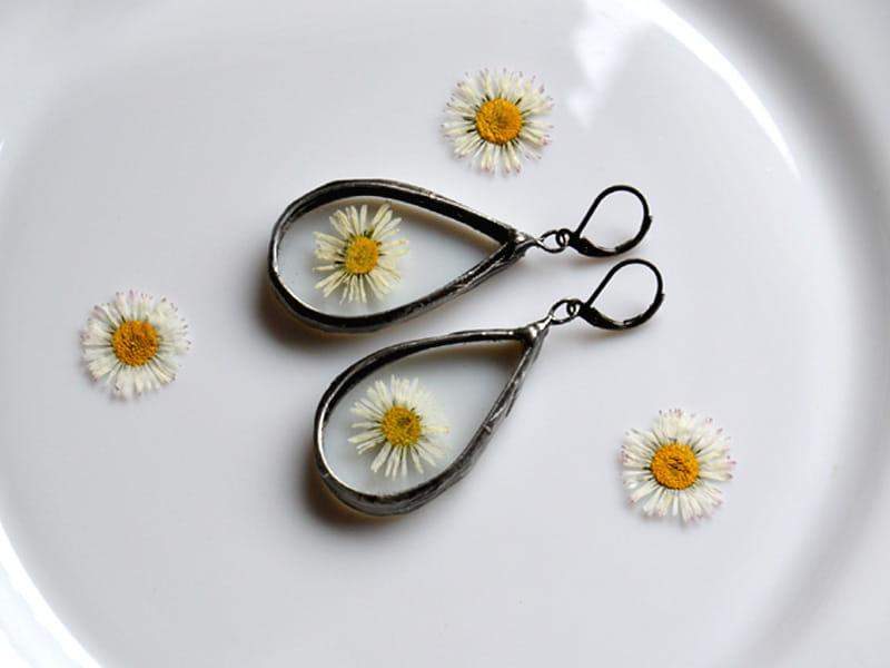 Radosne kolczyki krople ze stokrotkami (oprawa w kolorze ciemnego srebra)