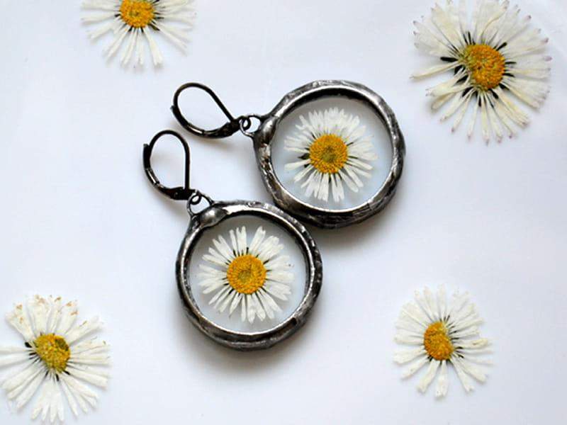 Radosne kolczyki ze stokrotkami (oprawa w kolorze ciemnego srebra)