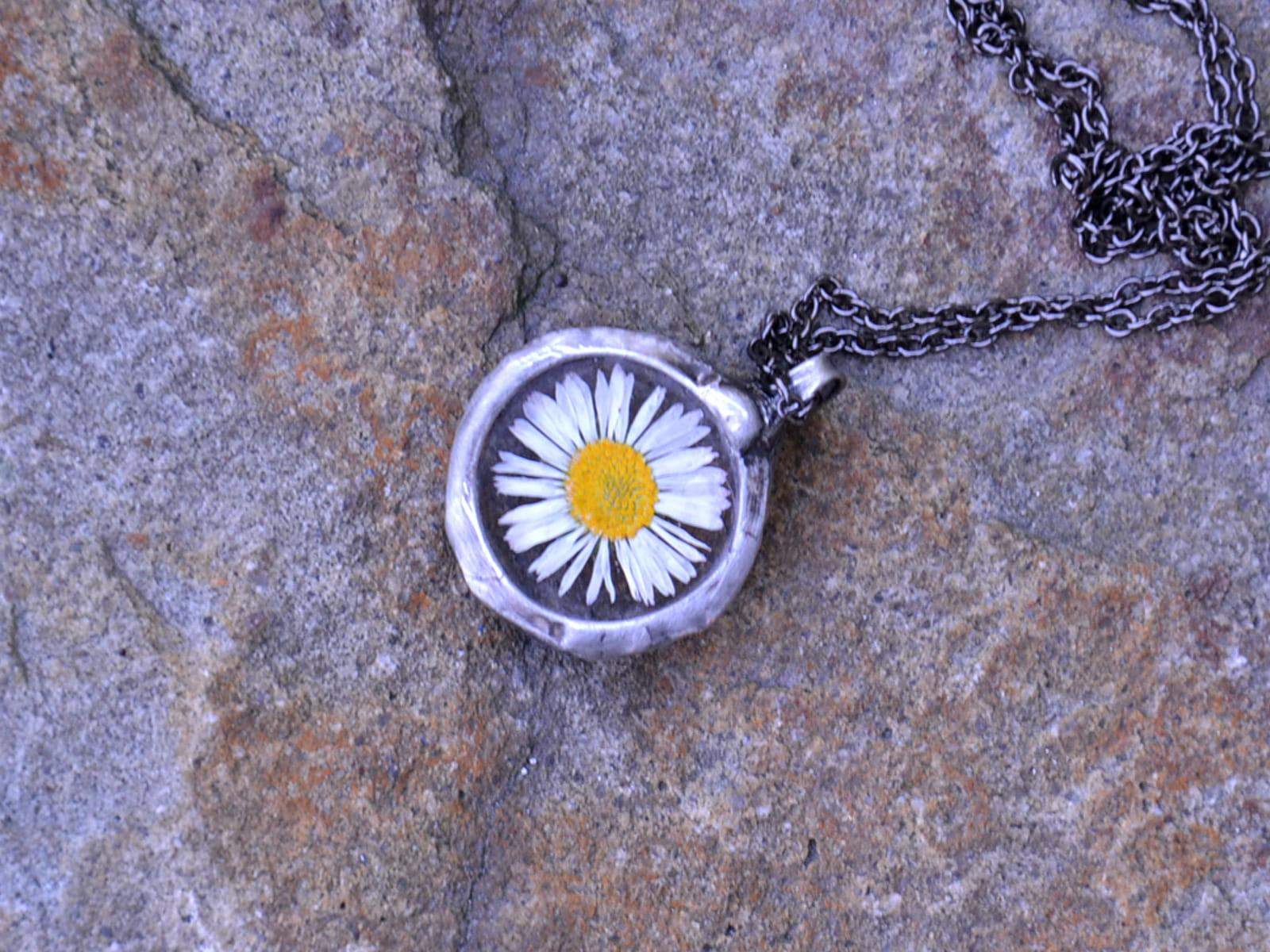 Radosny naszyjnik ze stokrotką (oprawa w kolorze ciemnego srebra)