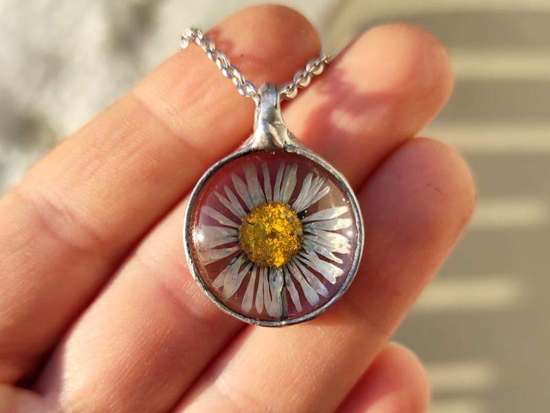 Radosny naszyjnik ze stokrotką (oprawa w kolorze srebrnym)