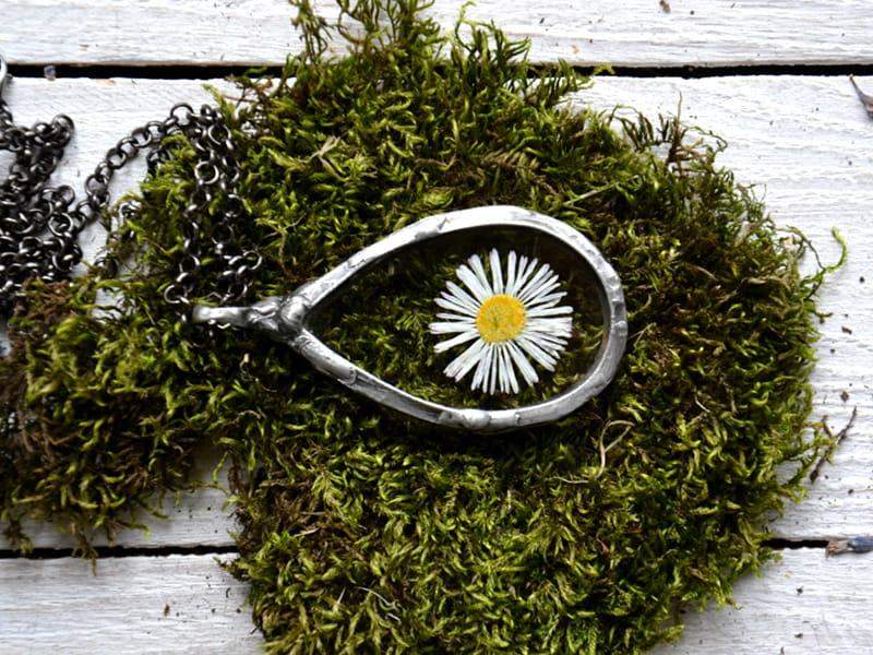 Radosny naszyjnik ze stokrotką w kropli (oprawa w w kolorze ciemnego srebra)