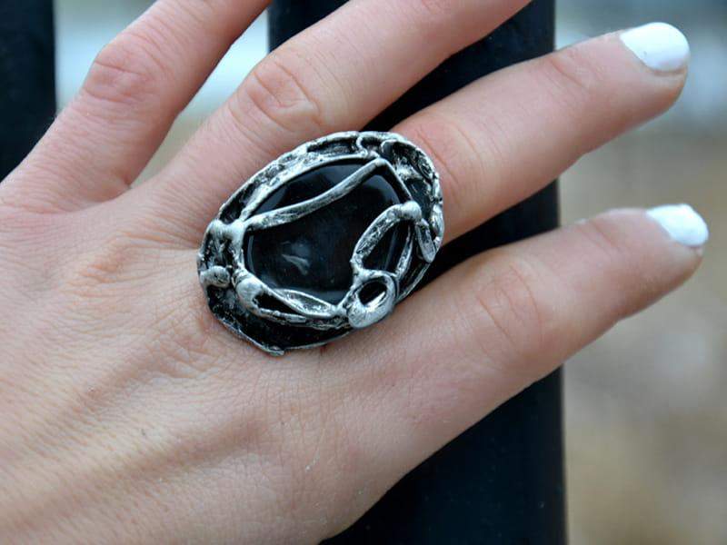 Retro pierścionek w czerni (oprawa w kolorze ciemnego srebra)
