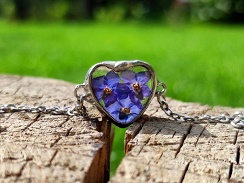 Romantyczna bransoletka z niezapominajkami (w kolorze srebrnym, z łańcuszkiem i zapięciem ze stali chirurgicznej)