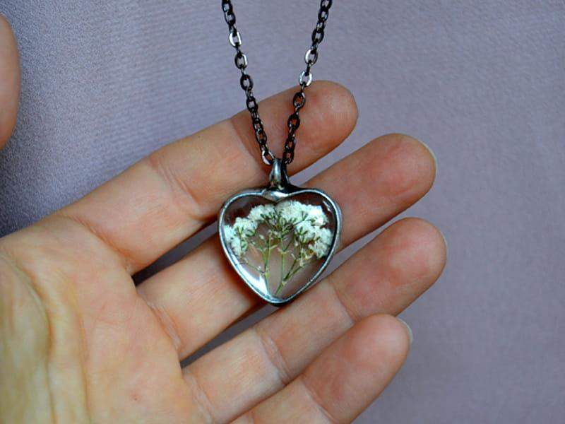 Romantyczny naszyjnik z białymi kwiatuszkami (w kolorze ciemnego srebra)