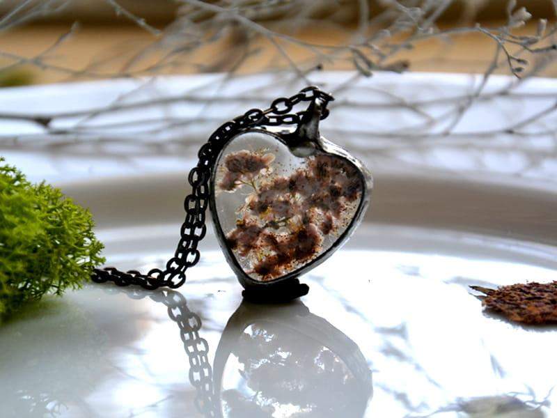 Romantyczny naszyjnik z bladoróżowymi kwiatuszkami (w kolorze ciemnego srebra)