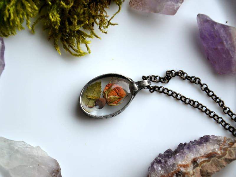 Romantyczny naszyjnik z różyczką III (w kolorze ciemnego srebra)