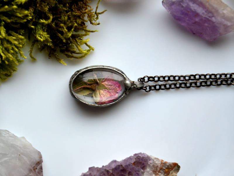 Romantyczny naszyjnik z różyczką (w kolorze ciemnego srebra)