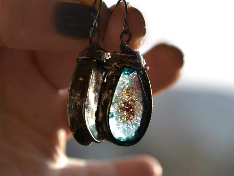 Rustykalne kolczyki delikatnie turkusowe z odrobiną czerwieni (oprawa w kolorze ciemnego srebra)