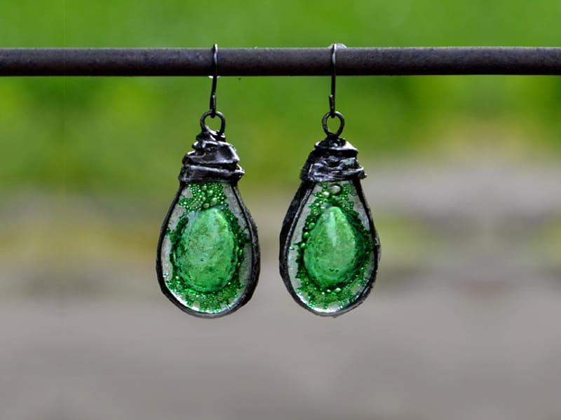 Rustykalne kolczyki krople w zieleni (oprawa w kolorze ciemnego srebra)