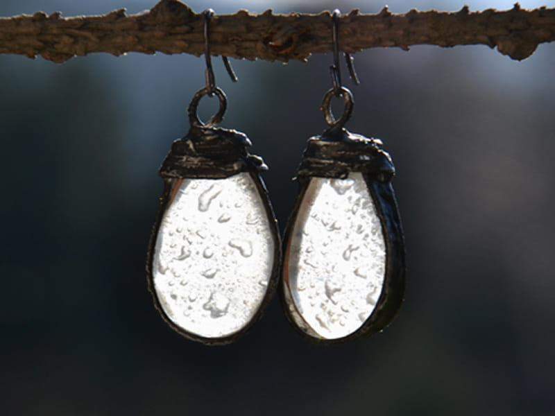 Rustykalne kolczyki krople z bąbelkami powietrza (oprawa w kolorze ciemnego srebra)