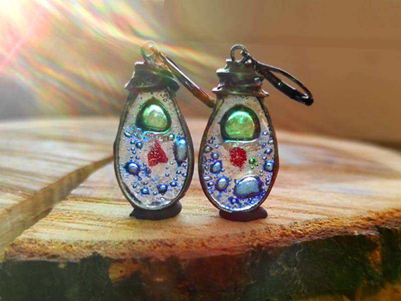 Rustykalne kolczyki krople z granatem, zielenią i czerwienią (oprawa w kolorze ciemnego srebra)