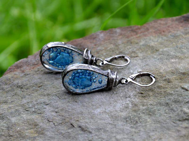 Rustykalne kolczyki krople z granatowymi bąbelkami (oprawa w kolorze ciemnego srebra)