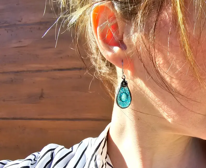 Rustykalne kolczyki krople z turkusowymi bąbelkami II (oprawa w kolorze ciemnego srebra)
