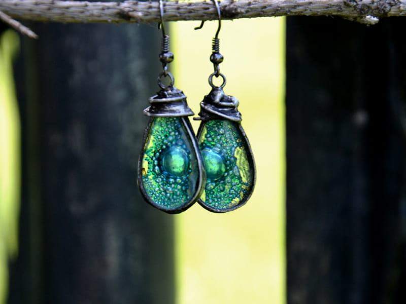 Rustykalne kolczyki krople z turkusowymi bąbelkami (oprawa w kolorze ciemnego srebra)