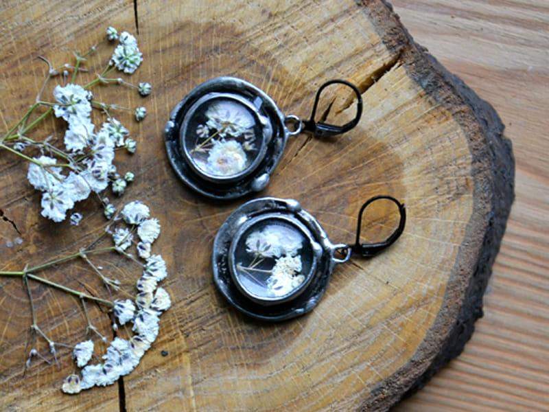 Rustykalne kolczyki z białymi kwiatami (w kolorze ciemnego srebra)