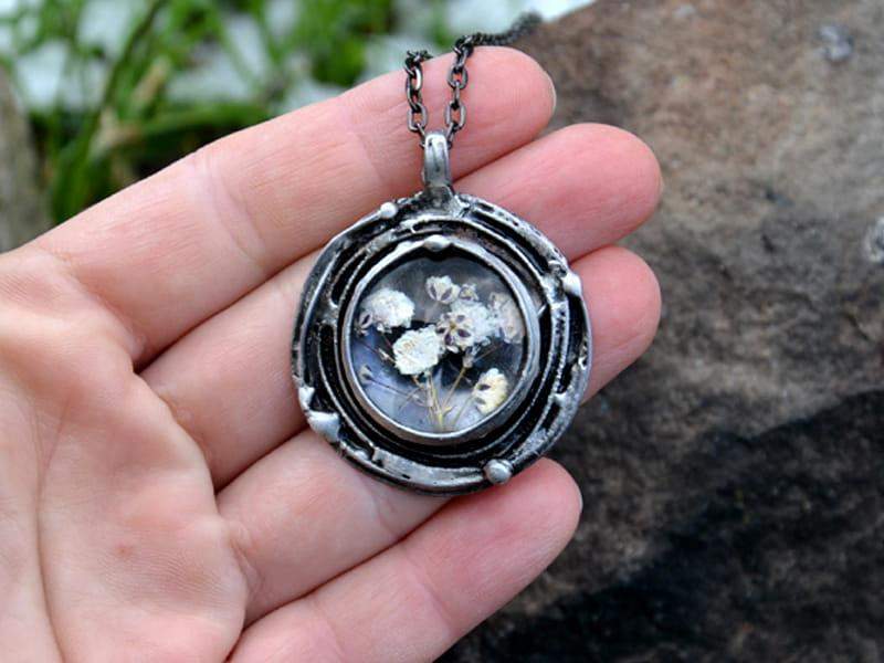 Rustykalny mniejszy naszyjnik z białymi kwiatuszkami na ciemnym tle (w kolorze ciemnego srebra)