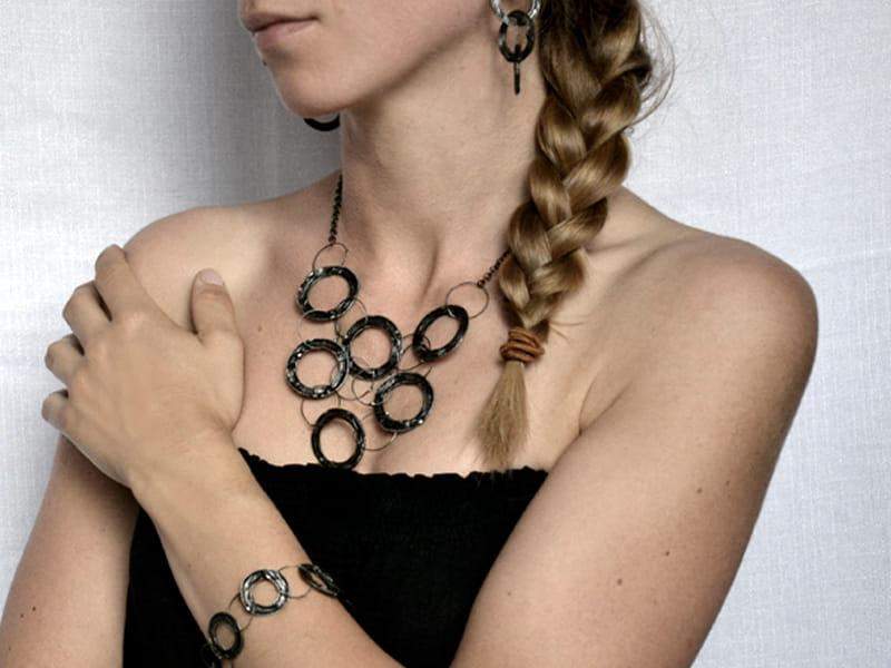 Rustykalny naszyjnik kaskada kół (oprawa w kolorze ciemnego srebra)