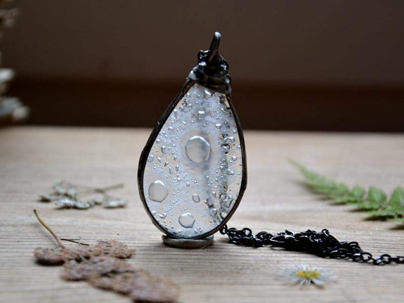 Rustykalny naszyjnik kropla z białymi bąbelkami (oprawa w kolorze ciemnego srebra)