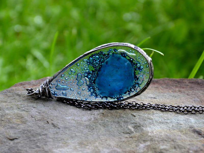 Rustykalny naszyjnik kropla z granatowymi bąbelkami (oprawa w kolorze ciemnego srebra)