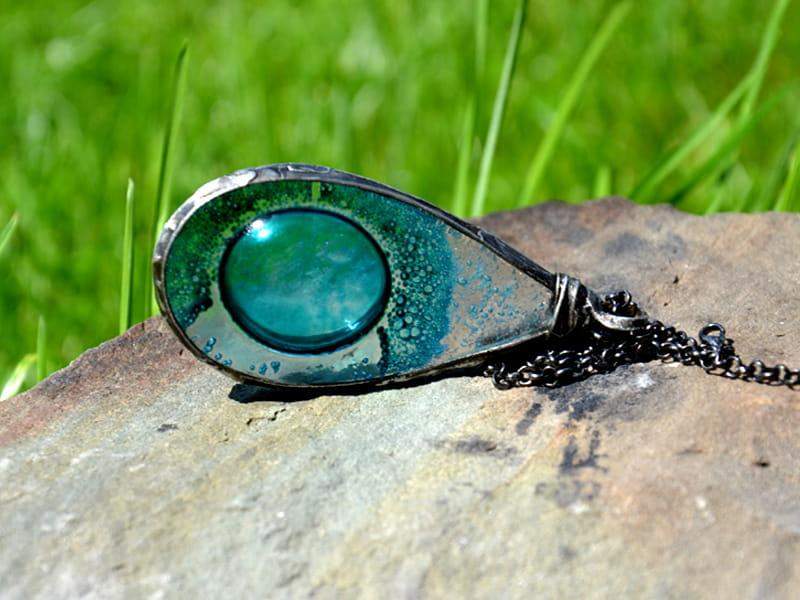 Rustykalny naszyjnik kropla z turkusowymi bąbelkami (oprawa w kolorze ciemnego srebra)