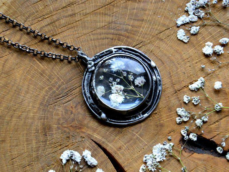 Rustykalny większy naszyjnik z białymi kwiatuszkami na ciemnym tle (w kolorze ciemnego srebra)