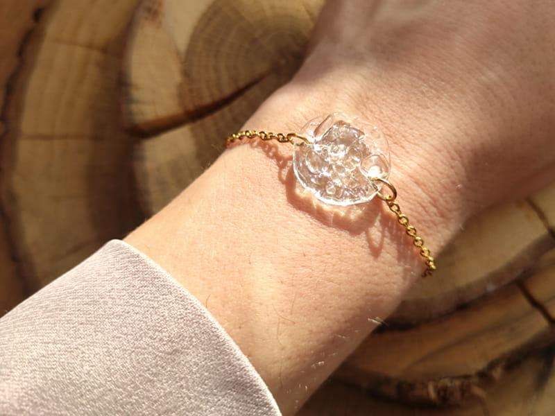 Słoneczna bransoletka z pokruszonym szkłem (łańcuszek ze stali chirurgicznej w kolorze złotym)