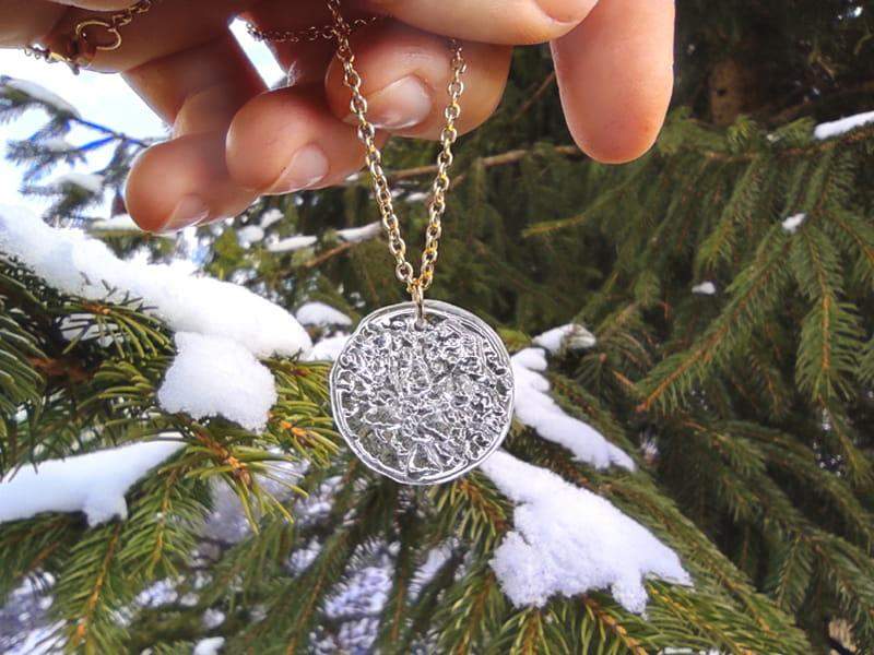 Słoneczny naszyjnik z pokruszonym szkłem (łańcuszek ze stali chirurgicznej w kolorze złotym)