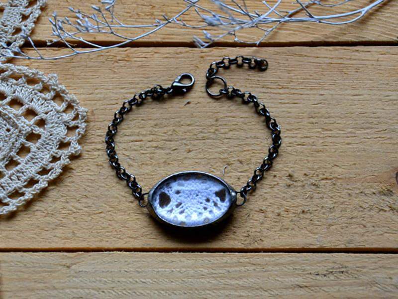 Sentymentalna bransoletka z białą koronką (oprawa w kolorze ciemnego srebra)