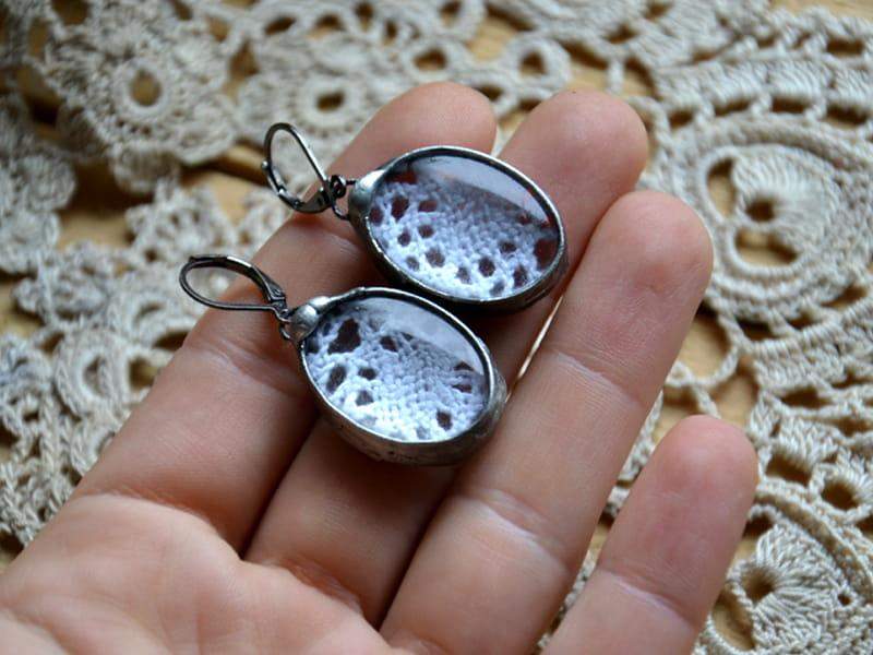 Sentymentalne kolczyki z białą koronką (oprawa w kolorze ciemnego srebra)