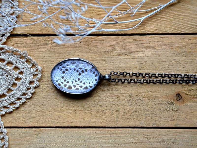 Sentymentalny naszyjnik z białą koronką (oprawa w kolorze ciemnego srebra)