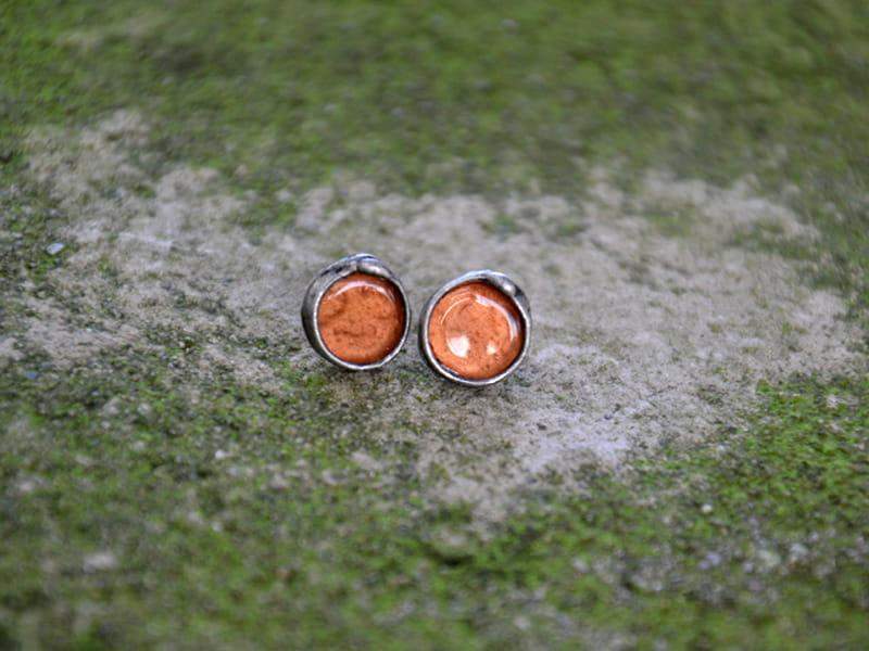 Stylowe niewielkie kolczyki wkrętki z miedzianym szkłem (oprawa w kolorze ciemnego srebra