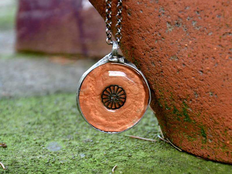 Stylowy naszyjnik z miedzianym szkłem (oprawa w kolorze ciemnego srebra)