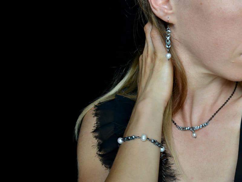 Subtelna bransoletka z perłami (w kolorze ciemnego srebra)