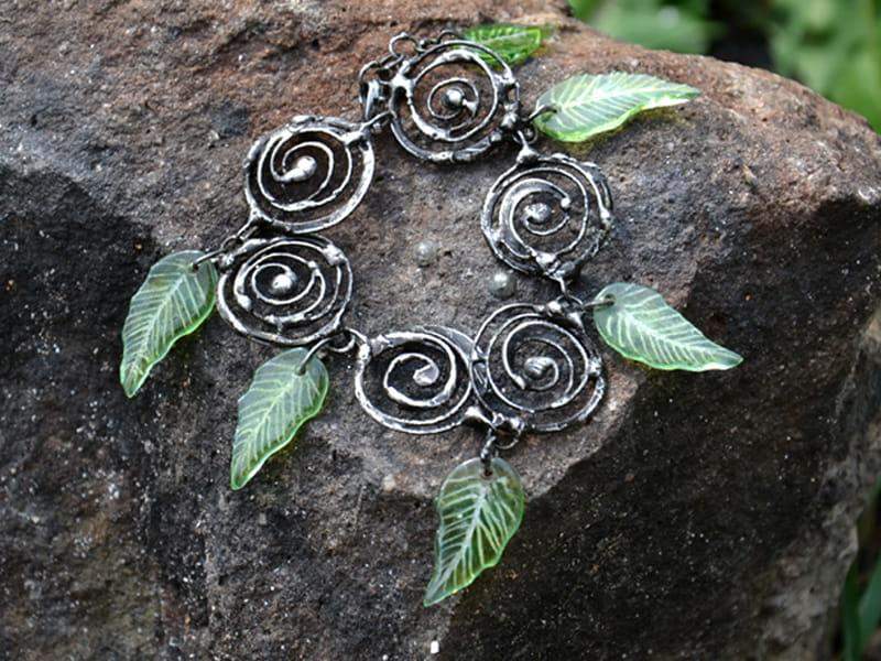 Subtelna bransoletka z zielonymi listeczkami (w kolorze ciemnego srebra)