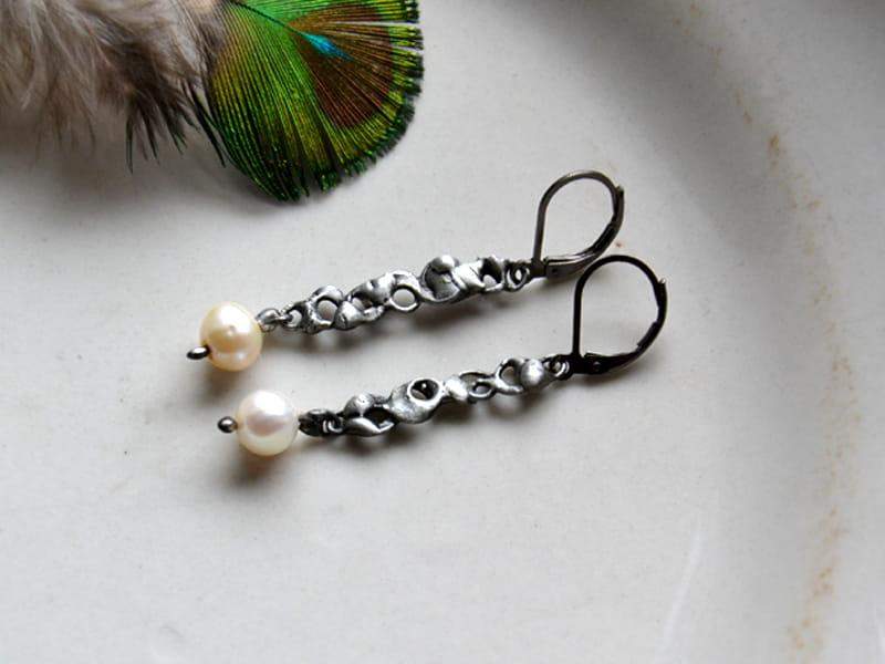 Subtelne kolczyki z perłami (w kolorze ciemnego srebra)